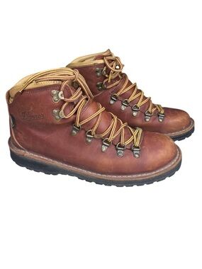 Danner Women’s Mountain Pass Cedar Lace Up Hiking Boots. Size 8.5